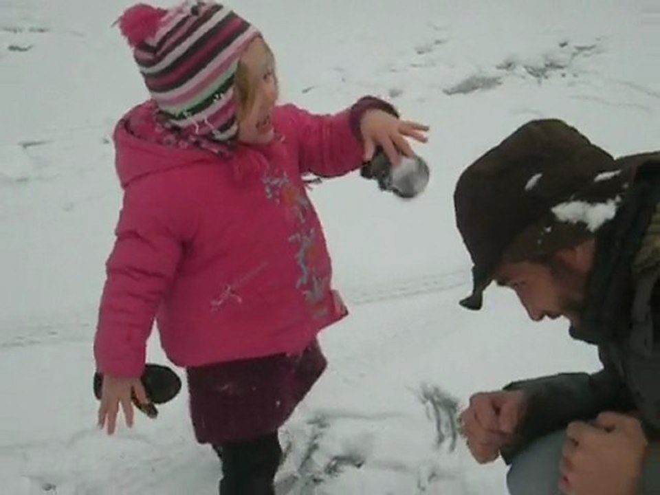 mathilde joue dans la neige