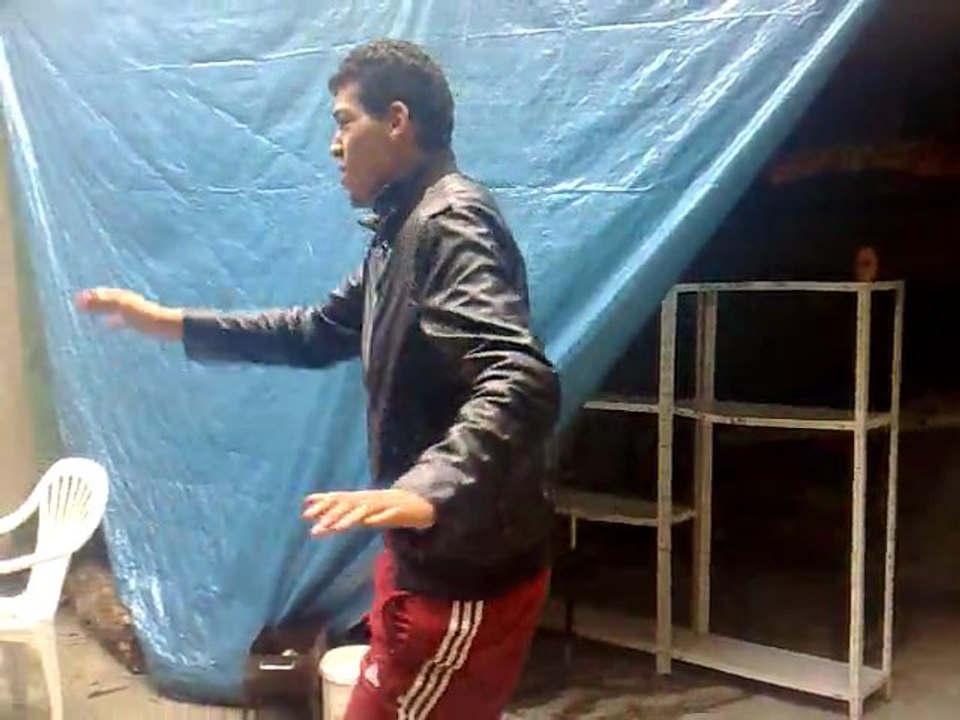 Zied marche dans une merde (démonstration Bruce Lee)