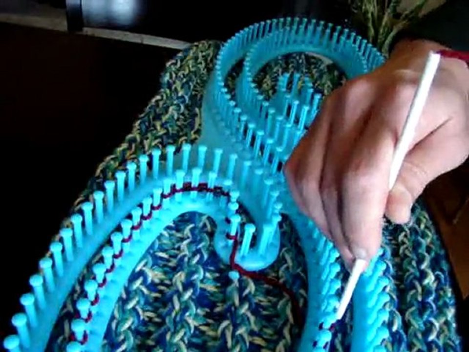 How To Loom Knit Using Serenity S Loom - video Dailymotion