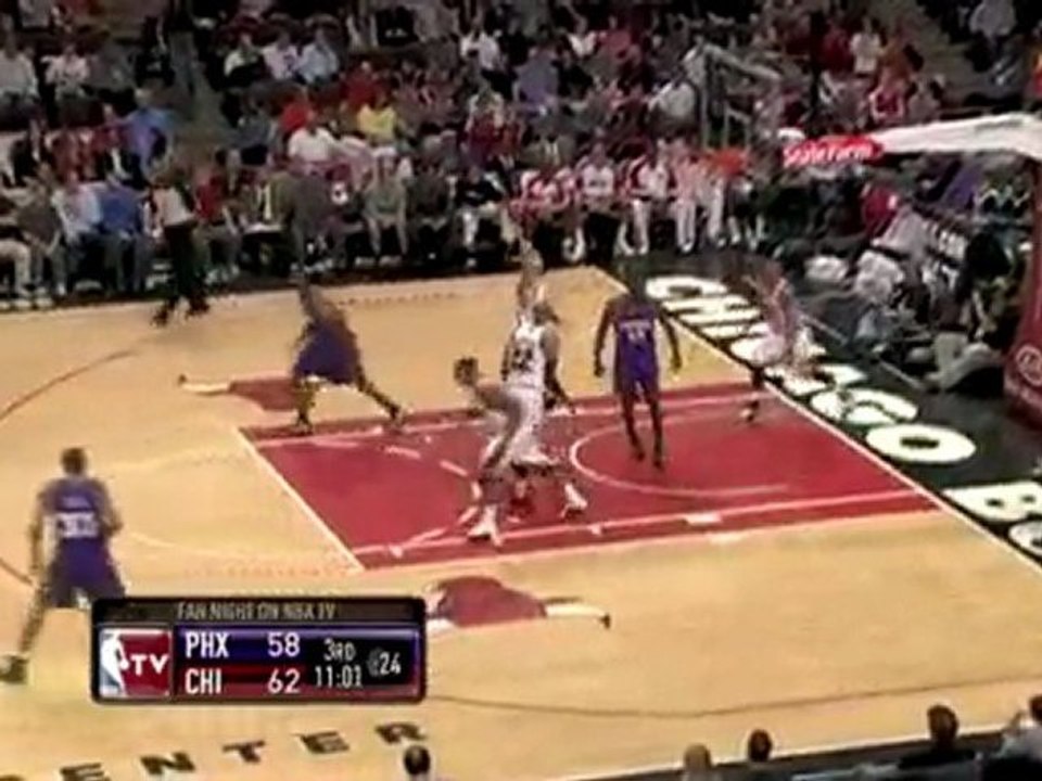 Jason Richardson elevates over the Bulls defense and crushes