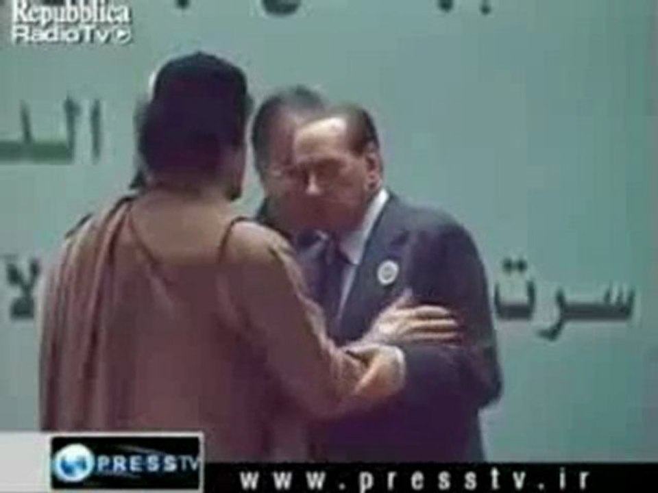 Berlusconi Kaddafi'nin elini öptü