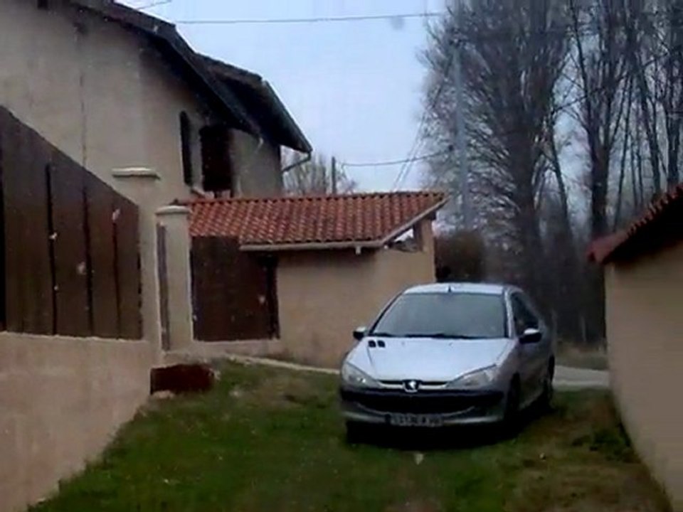 paso qui mange  avec des flocons qui tombe debut mars 2010