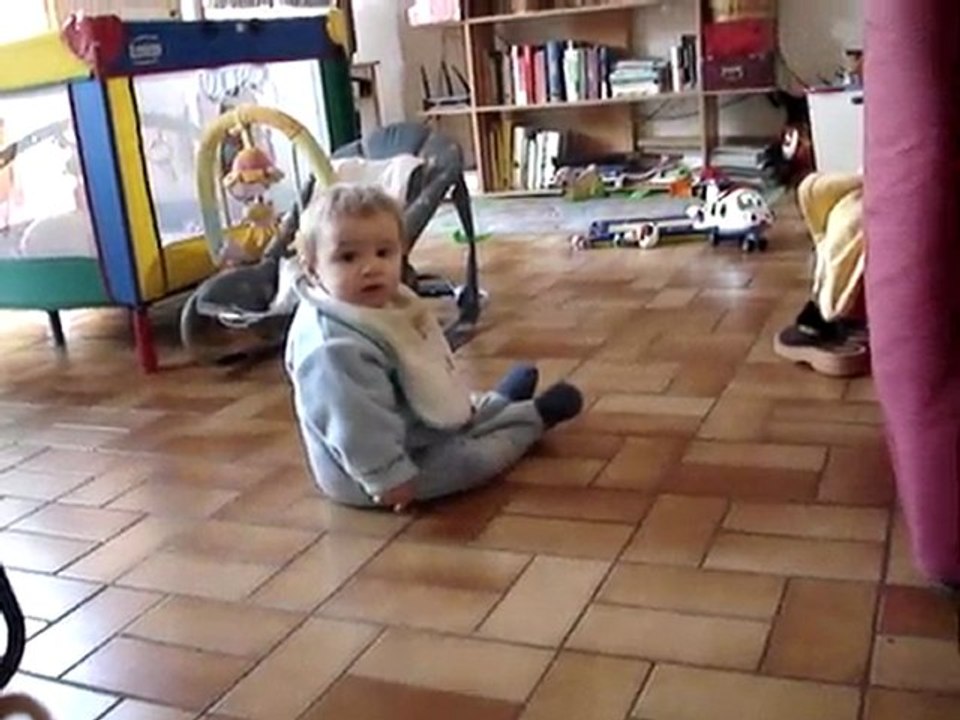 Adrien, 10 mois,  à quatres pattes