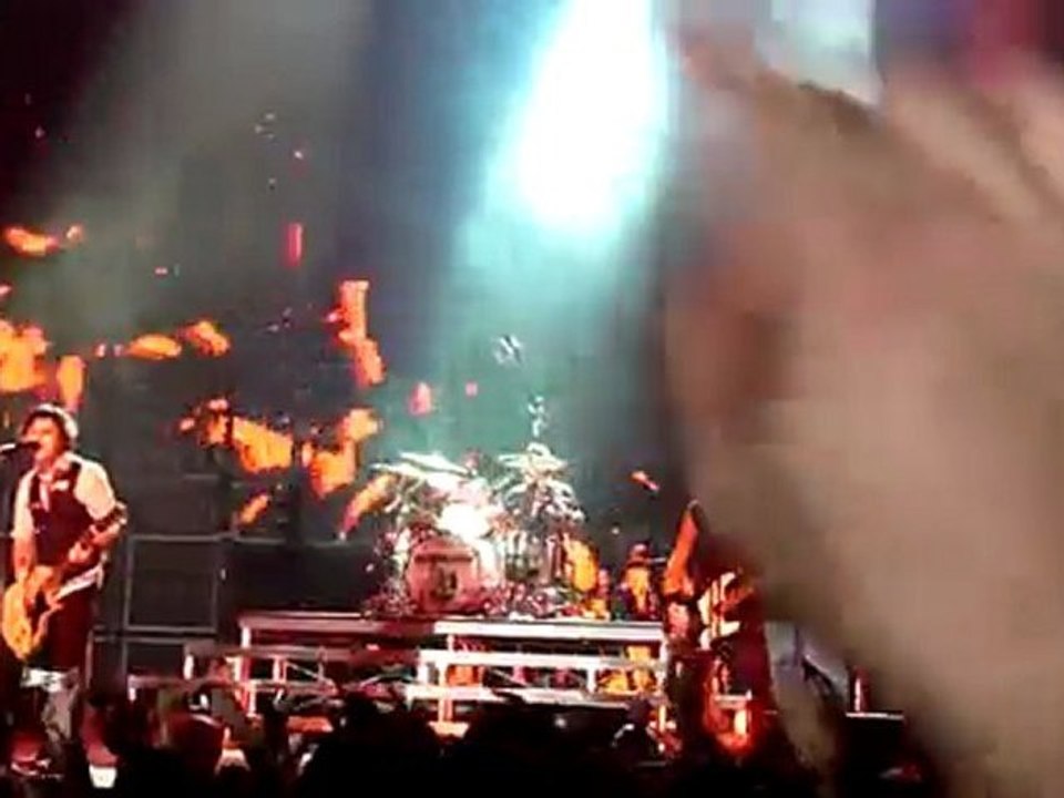 Green Day - Holiday  - live à paris Bercy 04_10_09_HD