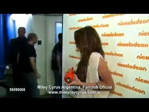 Kids Choice Awards 2010 - Miley at the Backstage