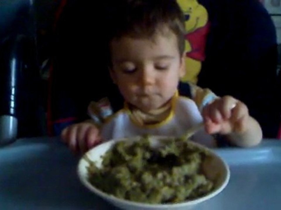 Lucas mange tout seul