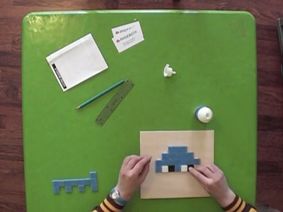 Collage d'un space invader sur une planche