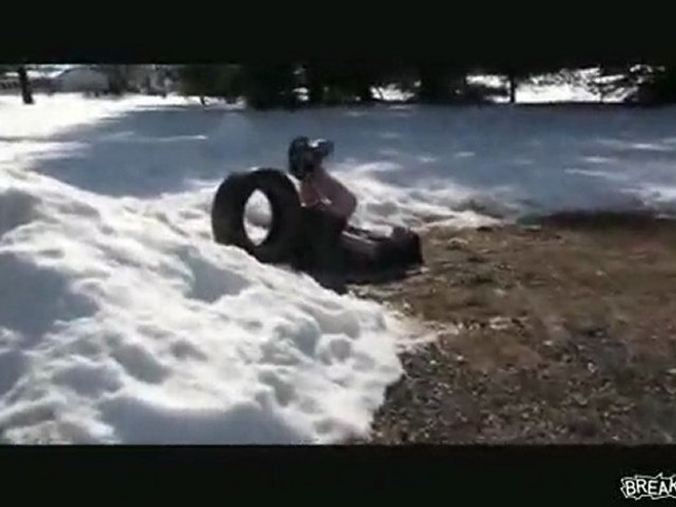 Une roue de voiture qui tombe mal