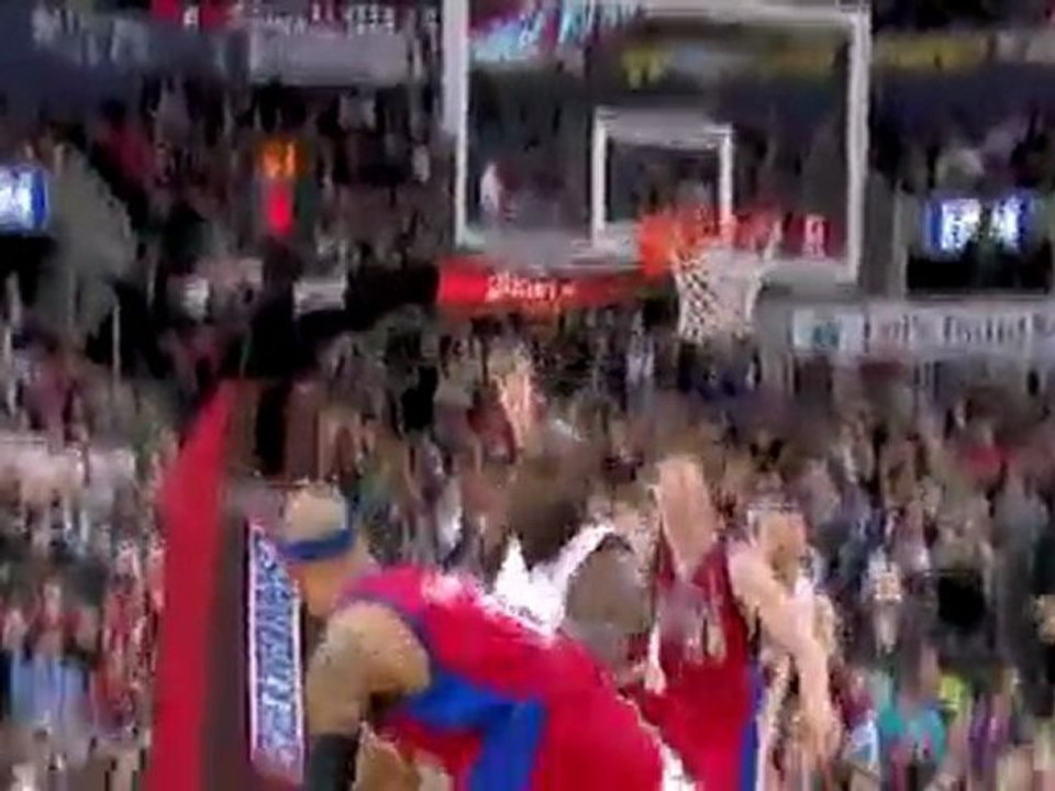 Drew Gooden on an upfake lets the shot go and gets the hoop