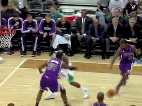 Tyreke Evans picks off a Jonny Flynn pass and goes coast-to-