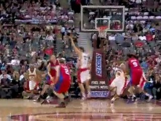 Sonny Weems takes a beautiful no-look pass from Jarrett Jack