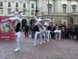 Balletto 'pacco' in piazza della Scala