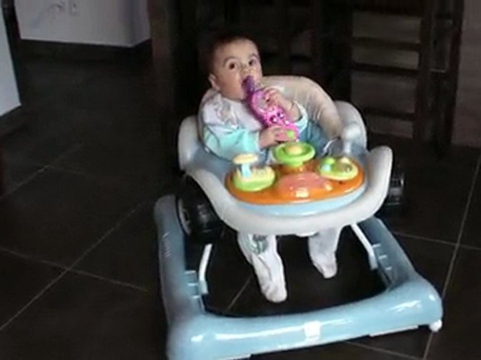 Noah dans le trotteur 2