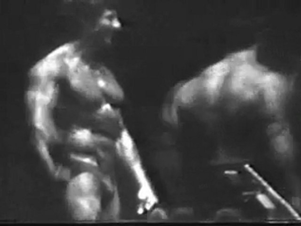 Frank Zane Poz - Bodybuilder Frank Zane Posing