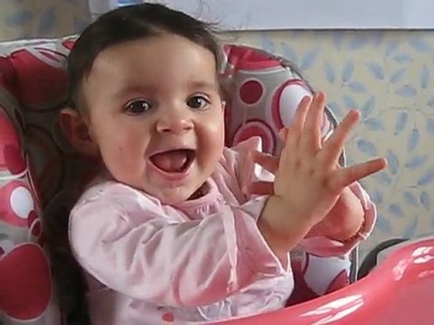 Eléa fait les marionnettes