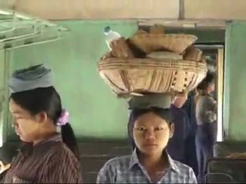 BIRMANIE TRAIN PETITS COMMERCANTS BAGAN MANDALAY