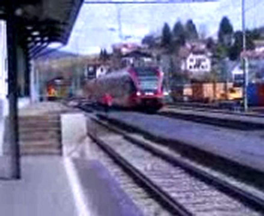 Rame BLS Rabe 526 arriver en gare de Tavannes