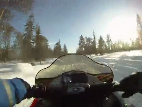 UN PETIT RUN EN MOTONEIGE POLARIS LAPONIE MARS 2010
