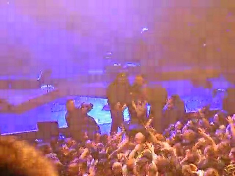 pascal obispo se laisse tomber dans le public