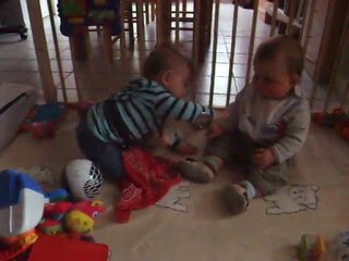 Isis et Célian jouent - fin mars 2010