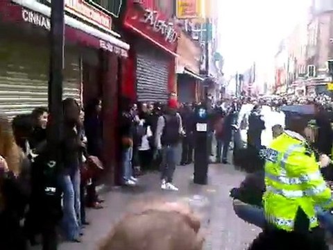 Bitwa z policją podczas wyprzedaży