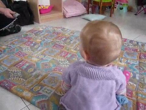 Louise fait du 4 pattes !!!