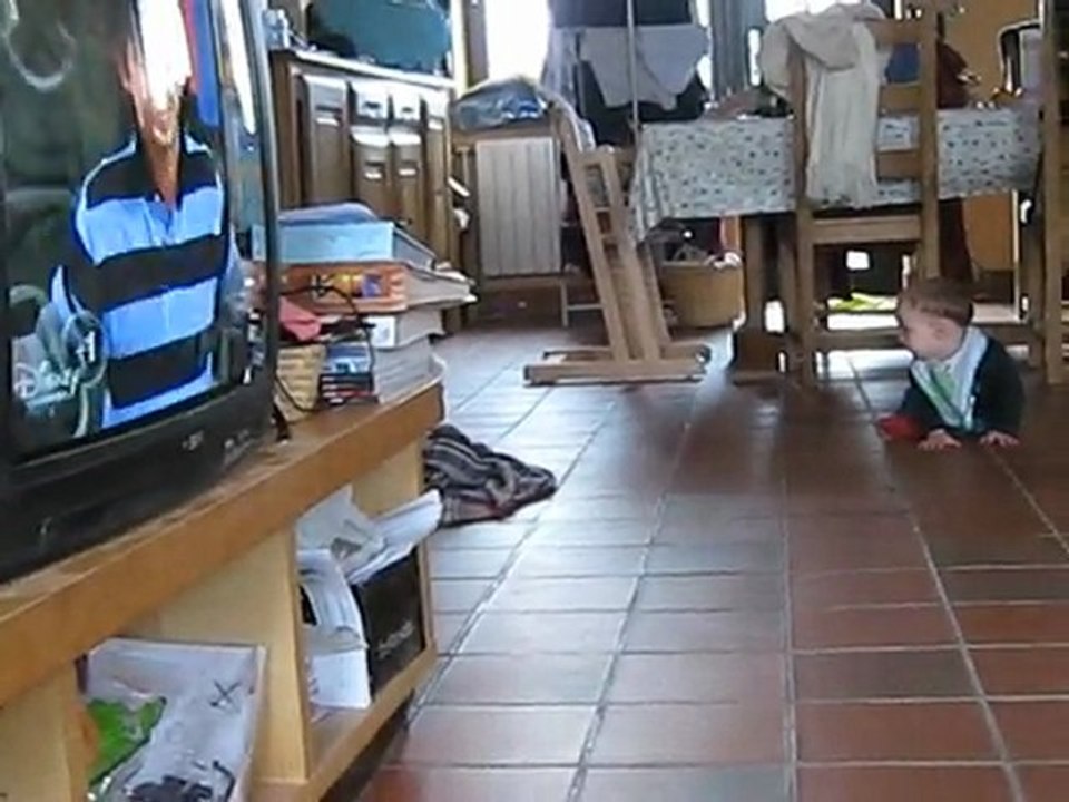 Maxence joue au ballon.