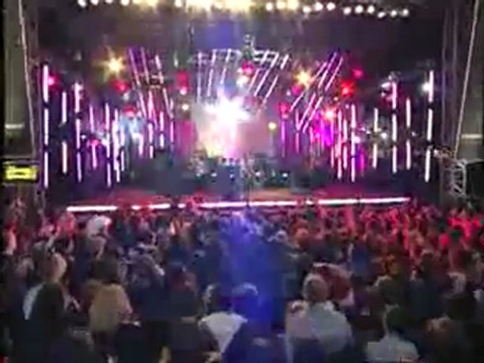 Lily Allen Performs The Fear