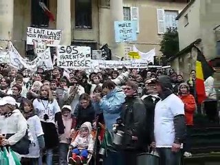 Les femmes de producteurs laitiers manifestent à Poitiers