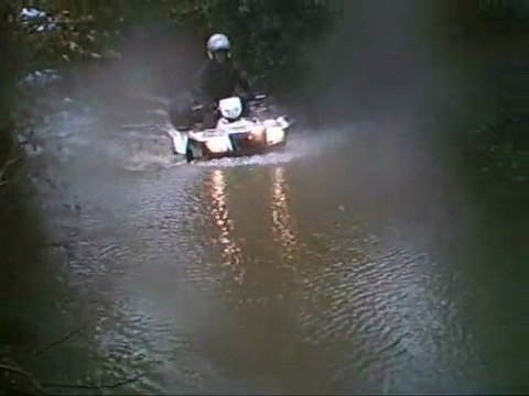 SPLASHQUAD - 20100404 - Passage d'un guet de 80cm !