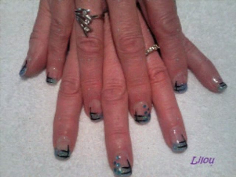 la magie des couleurs, gel uv sur mains lilou ongles