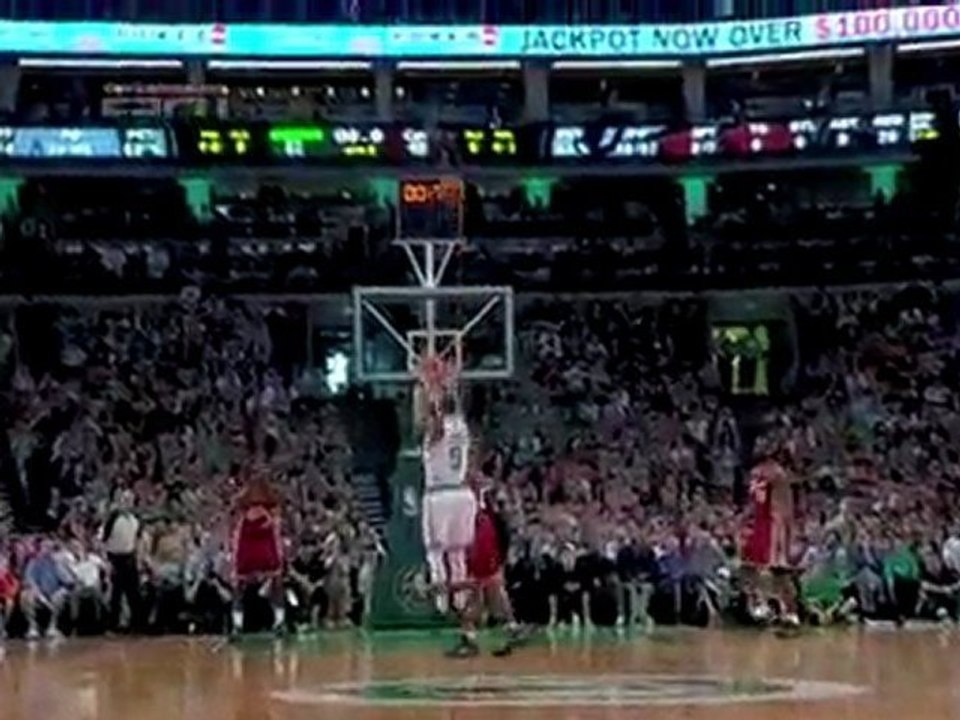 Rajon Rondo closes out the 2nd quarter with a buzzer-beating