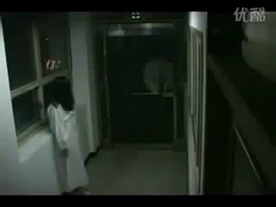 Japonaise qui fait une blague à ses voisins