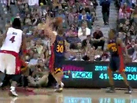 Stephen Curry steals the ball and throws a deep pass to Regg