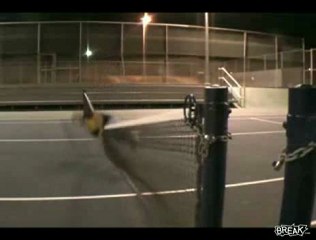 Saut au dessus d'un fillet de tennis raté en roller