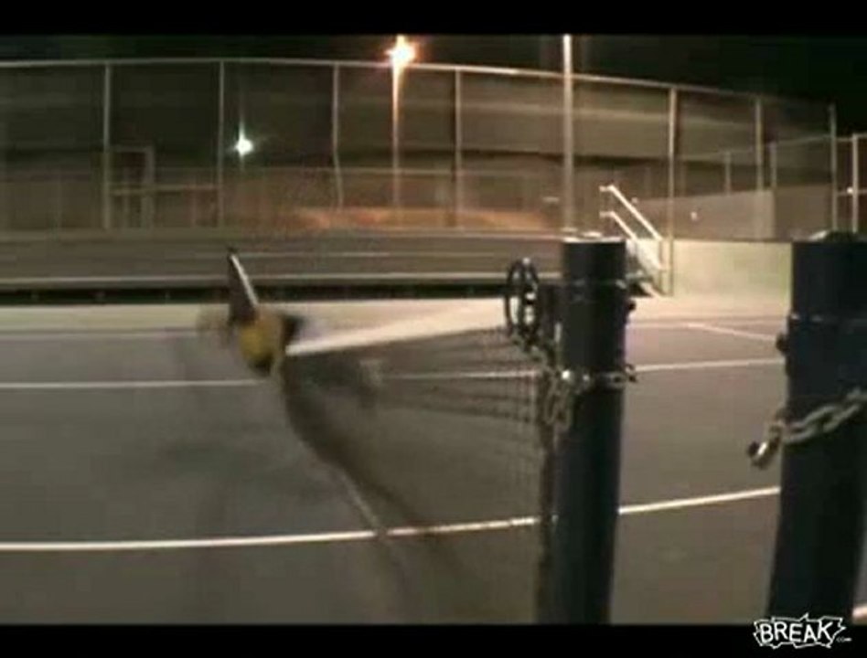 Saut au dessus d'un fillet de tennis raté en roller