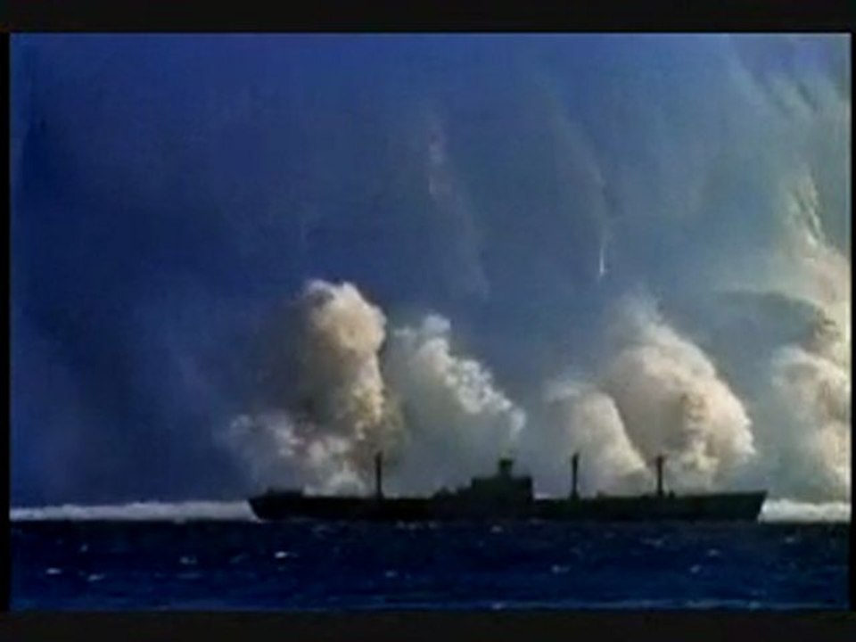 Explosion sous marine. Submarine explosion.