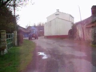 moi et oceane sur le tracteur de papi