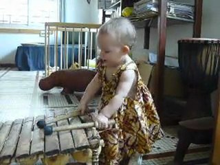 lola fait du balafon