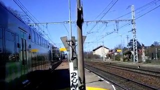 trains ter et TGV et fret qui klaxonne à la Gare de couzon