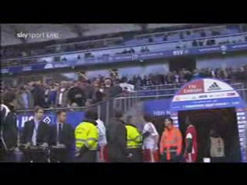 Paolo Guerrero wirft Trinkflasche auf Fan 04.04.2010