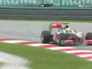 Hamilton pit çıkışında Button ile yan yana-trformula1.com