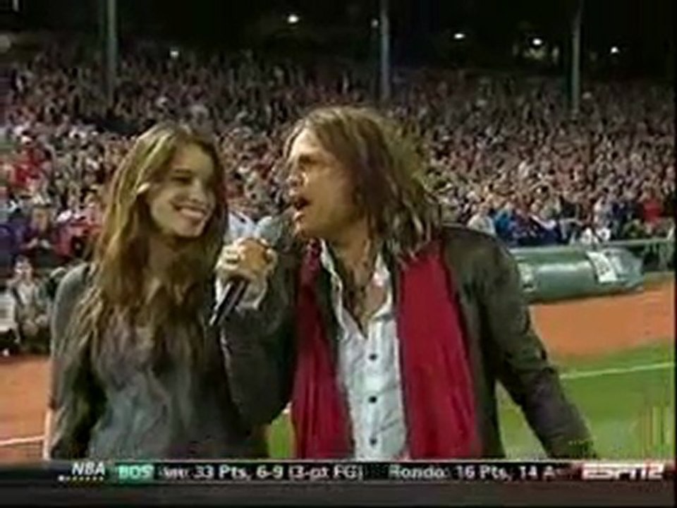 Steven Tyler Performs "God Bless America" (Yankees @ ...