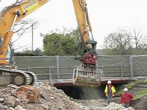 Milly-sur-Thérain ; le pont dangereux est détruit