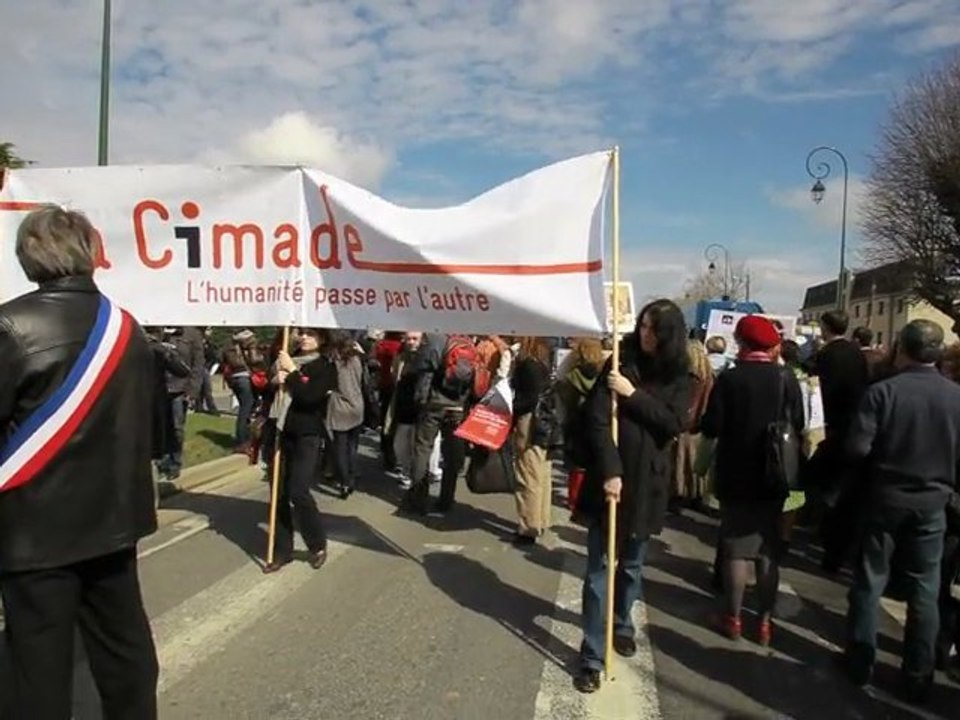 1 CRI EN SILENCE(1): cercle de silence Mesnil-Amelot2.