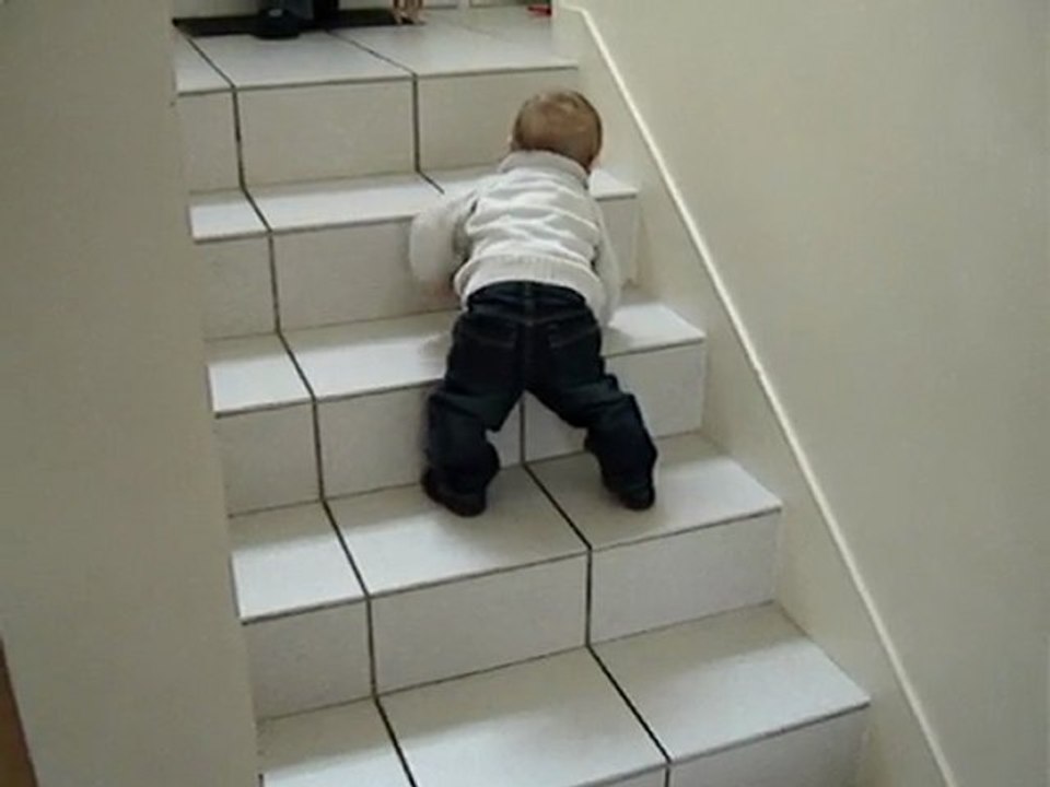 Yaouen monte les escaliers