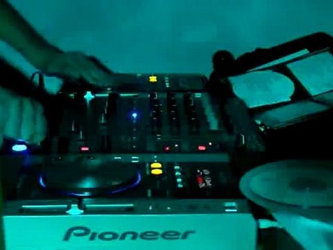 BLG - Minimix Electro PIONEER CDJ 200 & DJX 750 April 2010