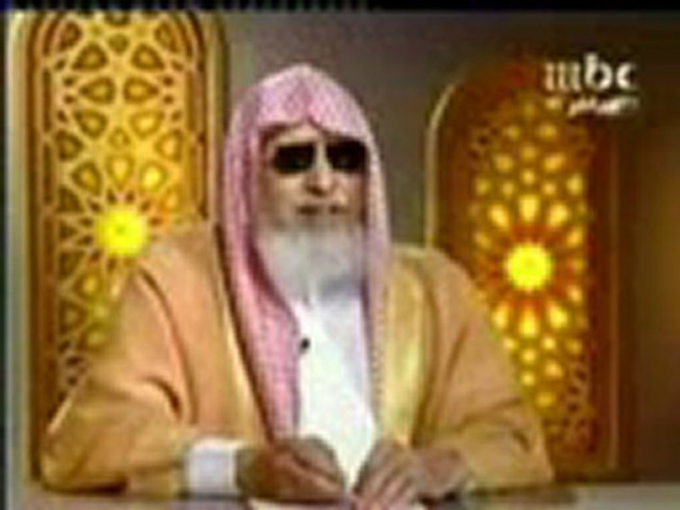 حمل المصحف الشريف أثناء الصلاة خلف الأمام في المسجد