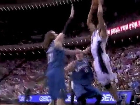 Vince Carter elevates over the Wizards' defense and finishes