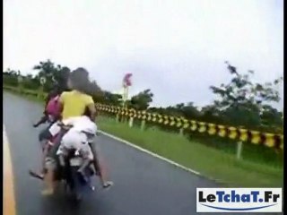 Insolite: Une famille entière sur une moto